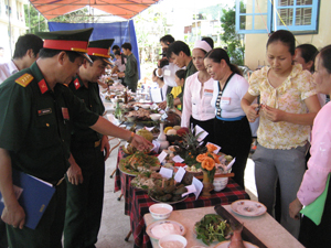 Các đại biểu thăm quan phần trình diễn của các đội tham dự trong hội thi ẩm thực văn hóa thành phố Hòa Bình lần thứ nhất năm 2011.